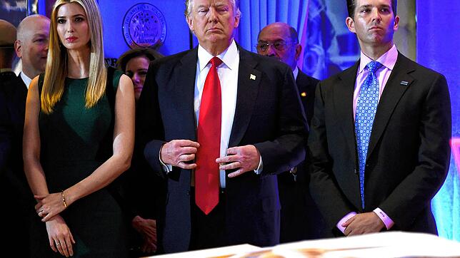 Auf diesem Foto vom 11. Januar 2017 steht der damalige US-Präsident Donald Trump mit seinen Kindern Ivanka und Donald Jr. während einer ...