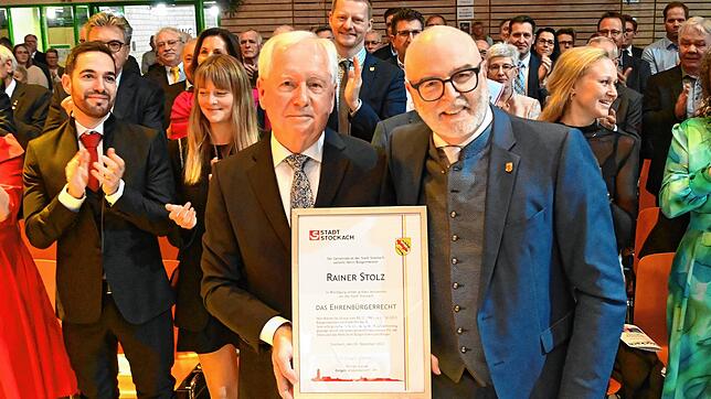Werner Gaiser überreicht Rainer Stolz die Ehrenbürger-Urkunde.