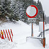 Eine Straßensperre warnt vor der hohen Lawinengefahr am Sölkpass im Raum Sankt Nikolai in Österreich. In den Alpen haben die Warndienste ...