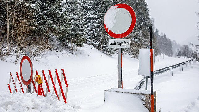 Eine Straßensperre warnt vor der hohen Lawinengefahr am Sölkpass im Raum Sankt Nikolai in Österreich. In den Alpen haben die Warndienste ...
