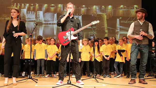 Mit vielen Stimmen: Musiker Oliver Fabro (Mitte) präsentierte erneut mit „Stadt vum Trompeter“ seine Liebeserklärung an Bad Säckingen. ...