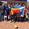 Birgt Hoffmann (Bildmitte) aus Villingen lebt seit vielen Jahren in Schottland – sie weiß, wie fußballverrückt die Schotten sind. Die ...