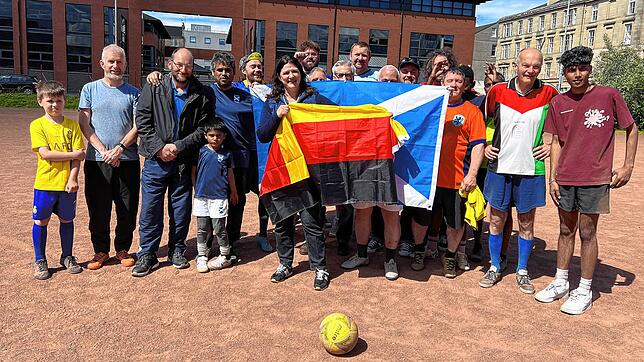 Birgt Hoffmann (Bildmitte) aus Villingen lebt seit vielen Jahren in Schottland – sie weiß, wie fußballverrückt die Schotten sind. Die ...