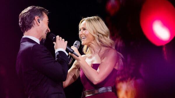 Die Schlagerstars Helene Fischer (r.) und Florian Silbereisen singen gemeinsam ein Duett bei der Helene-Fischer-Show.