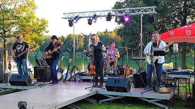 Vor der romantischen Kulisse des Illmensees zeigte die neuformierte Gruppe &bdquo;Flame&ldquo; ihr erstes Open-Air-Konzert. Die Akteure ...