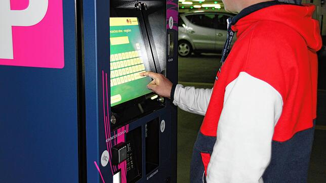 Bezahlautomat in der Tiefgarage Heinrich-Weber-Platz in Singen. Die Hand gehört Niklas Haselbeck.