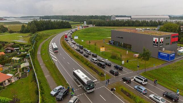 In langen Schlangen staute sich der Verkehr am Samstag in Richtung Eurobike. Unser Bild entstand um 10 Uhr. Bild: Achim Mende
