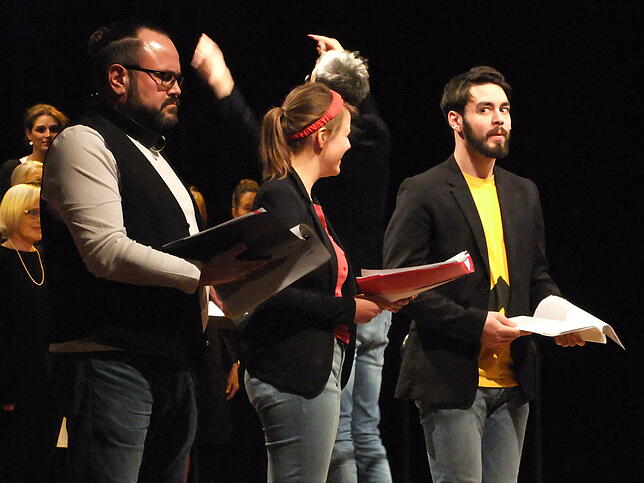 Die Sprecher Stefan Peschl (v.li.), Judith Jäger und Lukas Dittrich schlüpfen in die Charakter von Snoopy, Lucy und Charly Brown.