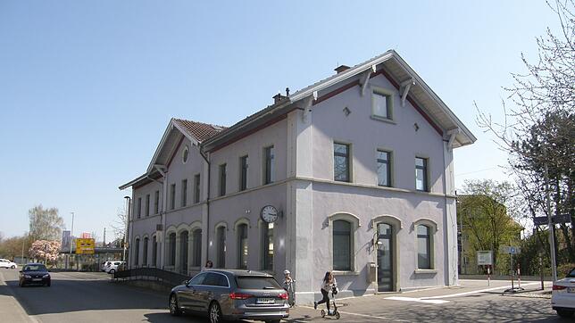Die Sanierung des Bahnhofgebäudes ist eine der Maßnahmen, die sich die Gemeinde Allensbach &ndash; mit einem Zuschuss des Landes &ndash; ...