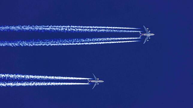 Beim Fliegen in großer Höhe entstehen Konsensstreifen. Auch diese haben einen schädlichen Einfluss auf das Klima.