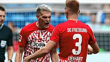 Das war ja mal ein Start! Die Freiburger Innenverteidiger Matthias Ginter (links) und Philipp Lienhart freuen sich über den 2:1-Sieg in ...