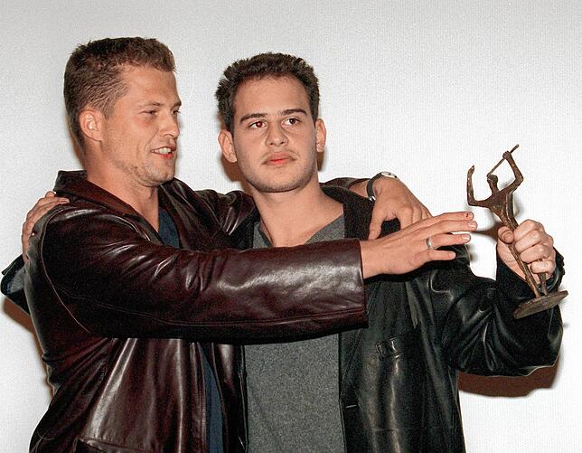 Rückblick: Der Schauspieler Til Schweiger (l) greift im Januar 1998 lachend nach dem Ernst-Lubitsch-Preis, dem er vorher seinem Kollegen ...