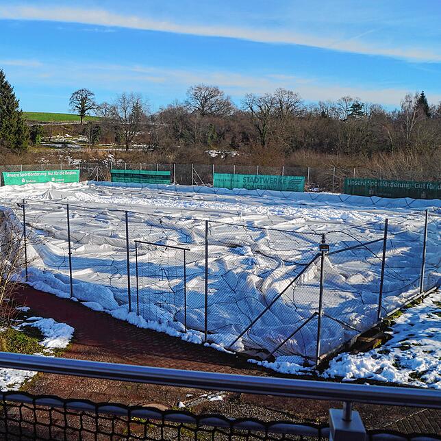 Platt statt gewölbt: Die Traglufthalle des TC Dettingen-Wallhausen liegt darnieder, erdrückt von den Schneemassen. Vor knapp drei Jahren ...