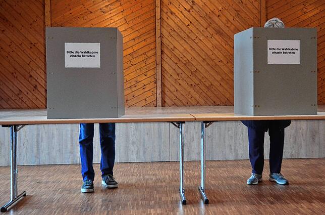 Zwei Ittendorfer geben am Sonntagvormittag ihre Stimmen für die Bundestagswahl ab.