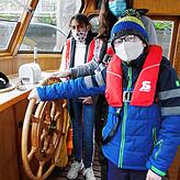 Die drei Matrosen Hend, Jana und Philippos (von links) von der Buchenbergschule sind stolz auf ihr Schulschiff &bdquo;Hörnle&ldquo;, das ...