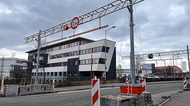 Die neue Höhenbegrenzung steht. Seit Montag ist die freie Durchfahrt in der Peterzeller Straße wieder möglich.