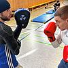 Georg Nikitin (rechts) und Daniele Fanello beim Boxtraining in der Turnhalle der Schwenninger Friedensschule. Eingebettet in die ...