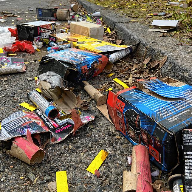 Ein Bild, wie es sich an vielen Plätzen der Stadt bietet: Am Neujahrsmorgen 2025 liegt sehr viel Müll durch Silvesterfeuerwerk in der ...