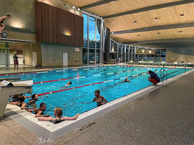 Das Schul- und Vereinsschwimmbecken im Sportbad. Aktuell sind Ferien.