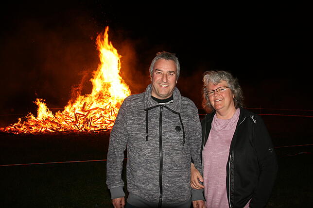 Martin und Tanja Hitzler besuchten zum ersten Mal das Bietinger Osterfeuer, das dort "Osterfunken" genannt wird.