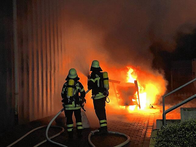 Die Markdorfer Feuerwehr bei einem Einsatz an einer Fabrikhalle in der Daimlerstraße im Dezember.