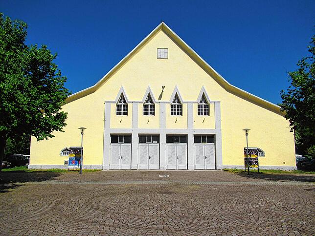 Eines der letzten Bilder der Scheffelhalle vor dem verheerenden Brand. Schon jetzt lassen sich bei Neubau Ähnlichkeiten erkennen.
