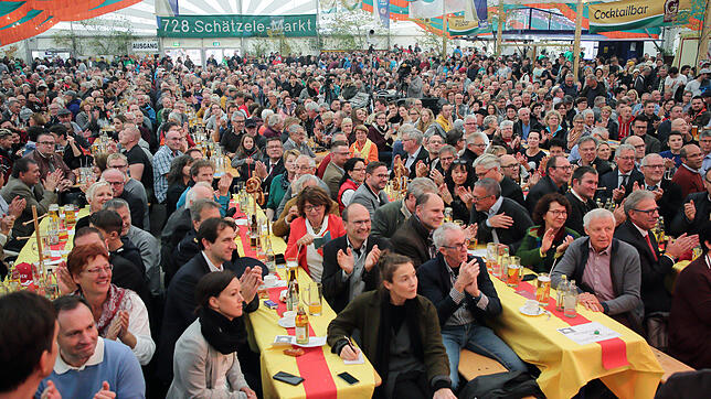Da sage noch jemand, dass Politik nicht interessiert. Beim Tengener Schätzelemarkt wollen rund 2000 Besucher hören, was ...