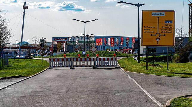 Auf der Straße „Auf Herdenen“ kann man noch alle dort ansässigen Industriebetriebe problemlos anfahren. Nur die Zufahrt zum ...