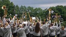 Nach dem Abspielen des Musikantengrußes auf dem Festplatz flogen die Instrumente des Gesamtchors in den Musikhimmel.