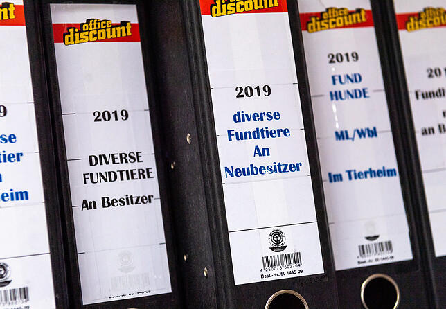 Dokumentation ist wichtig: In der Tiervermisstenstelle wird alles festgehalten und in Ordnern abgelegt.