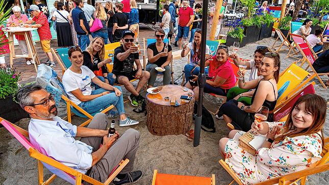 Der Schwenninger Stadtstrand kommt bei den Besuchern gut an, das Bild ist bei der Eröffnung am 20. Juli, entstanden. Durch das zum Teil ...