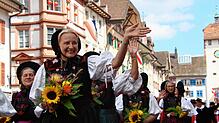 Gute Laune beim Festumzug am Chilbi-Sonntag durch die Waldshuter Kaiserstraße.