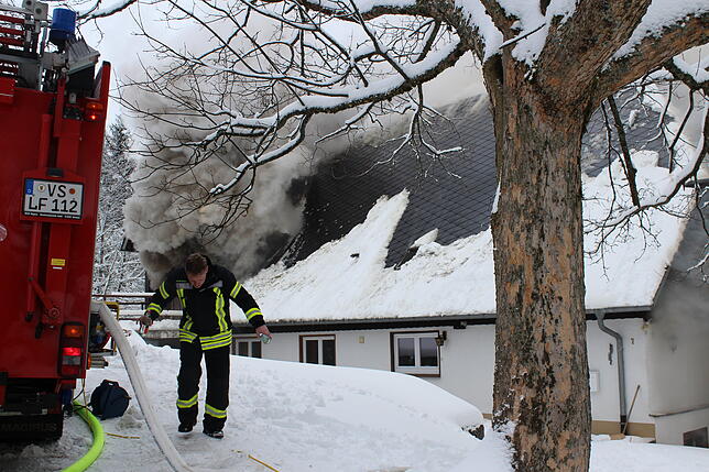 Bild 11: Feuerwehr kann Hof "Im Grund" nicht mehr retten - Sehen Sie hier die Bilder vom Einsatz
