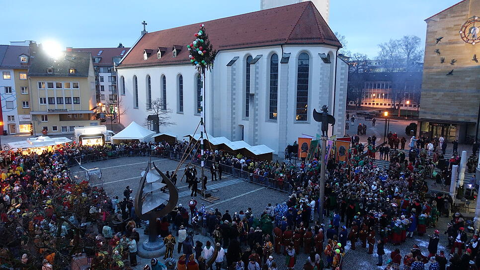 Mit einem ersten Umzug sowie dem Narrenbaumstellen auf dem Adenauerplatz begann am Freitagabend das ANR-Ringtreffen in Friedrichshafen.