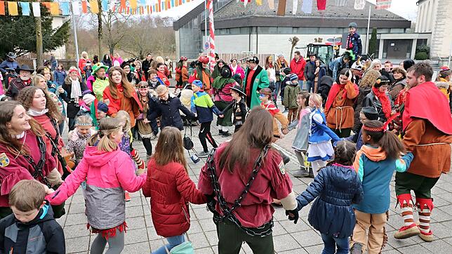 Ausgelassene Stimmung herrschte bei den Kindern, nachdem sie aus der Schule befreit waren und das Rathaus gestürmt wurde.