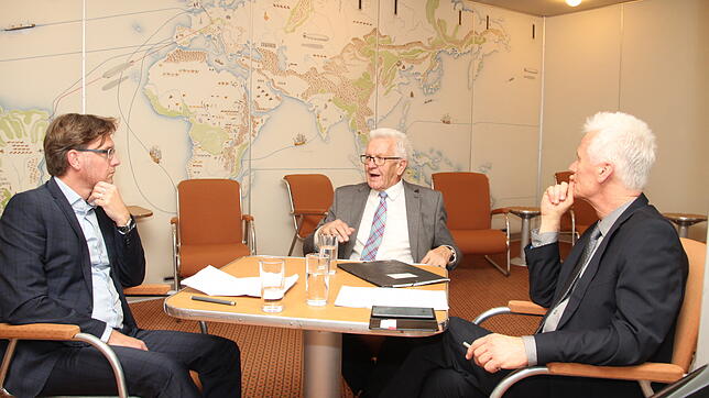 Ministerpräsident Winfried Kretschmann (Mitte) stellt sich den Fragen von SÜDKURIER-Chefredakteur Stefan Lutz (links) und Dieter Löffler ...