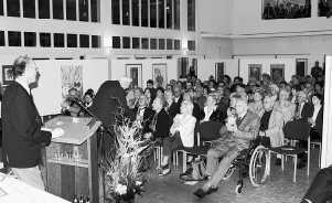 hoeri_seyfried1_ja_G5R159OIM.1.jpg Auf großes Interesse stieß die Ausstellungseröffnung im Bürgerhaus Moos. Mehrere hundert Kunstfreunde kamen am Dienstagabend zur ...