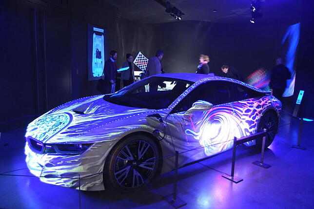 Das große Leuchten? Je nachdem, wie man's betrachtet. Die Kunst der Schweizerin Corinne Sutter am BMWi8 wird erst unter Schwarzlicht ...