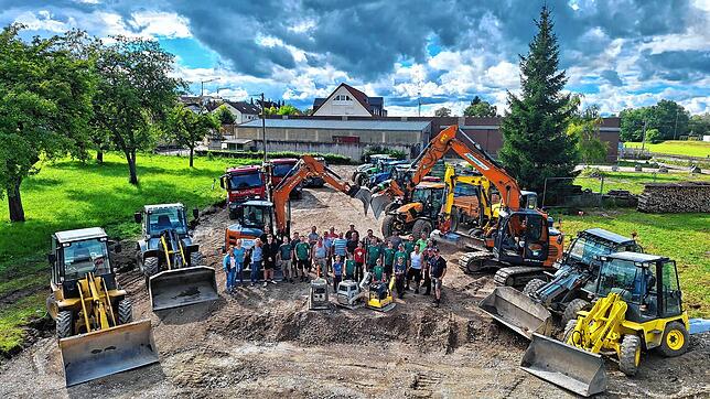 Beim Baustart für die Vereinslagerhalle sind Traktoren, Radlader, Bagger und Lastwagen im Einsatz – die meisten davon werden Mitgliedern ...