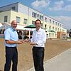 Matthias Ryzlewicz (rechts), Geschäftsführer der "weisenburger bau gmbh" aus Rastatt, übergab den symbolischen Schlüssel an Frank ...