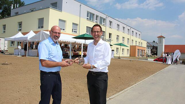 Matthias Ryzlewicz (rechts), Geschäftsführer der "weisenburger bau gmbh" aus Rastatt, übergab den symbolischen Schlüssel an Frank ...