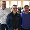 Bürgermeister Andreas Schmid (li.) und die Architekten des Büros AKKU, Siyami Akyildiz und Christian Kuberczyk (re.), luden zum ...