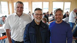 Bürgermeister Andreas Schmid (li.) und die Architekten des Büros AKKU, Siyami Akyildiz und Christian Kuberczyk (re.), luden zum ...