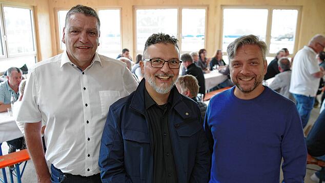 Bürgermeister Andreas Schmid (li.) und die Architekten des Büros AKKU, Siyami Akyildiz und Christian Kuberczyk (re.), luden zum ...