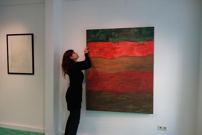 Irene Fechau, Leiterin des Skid-Ateliers, sorgt in der neuen Atelier dafür, dass alles gerade hängt.