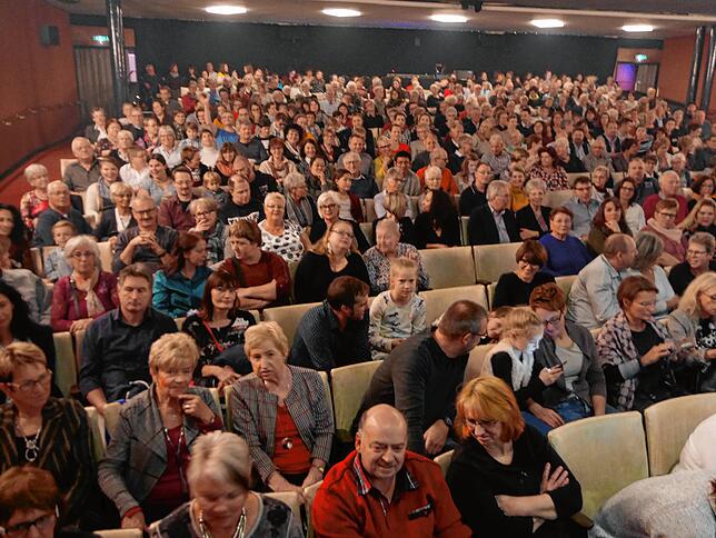 Mit Spannung: 350 SÜDKURIER-Leser aus dem gesamten Verbreitungsgebiet genossen am Sonntag vergnügliche Stunden im Gloria-Theater Bad ...