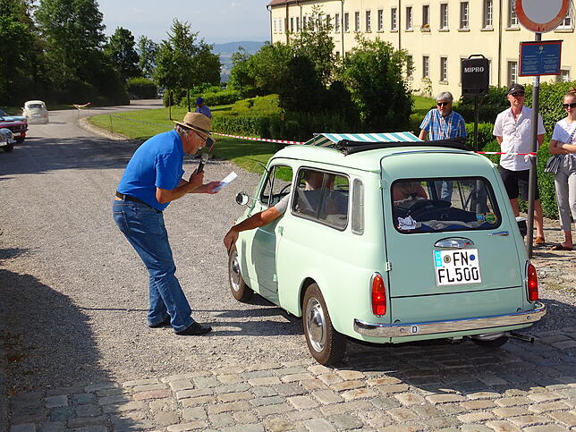 Jörg Abel (links) von den Oldtimer-Freunden Linzgau befragte die Fahrer über ihre rollenden Schätze. Mit 18&nbsp;PS ist dieser ...