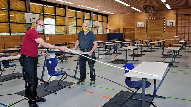 Mit Meterstab und Mundschutz: So werden wieder die Abiturprüfungen in Villingen-Schwenningen in den Turnhallen vorbereitet. Diese ...