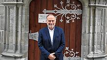 „Manchmal dauert es, bis ein Unternehmen wirklich kommt“: Überlingens Wirtschaftsförderer Stefan Schneider vor dem Überlinger Rathaus.