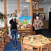 Hier essen die Kinder im Heudorfer Kindergarten zusammen, erklärte die Kindergartenleiterin Eva Renner (links) der Beki-Koordinatorin ...